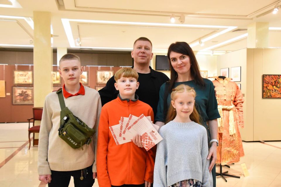 Сегодня в художественном музее состоялось вручение «абонементов в искусство» самым активным участникам культурной игры «Масленичный маршрут»