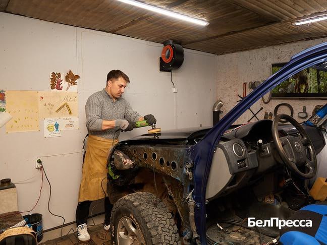 «Сначала, как водится, стал ремонтировать свою старую машину. Отремонтировал и продал. Потом ещё одну. А потом брат сказал: «У тебя хорошо получается, попробуй брать заказы»