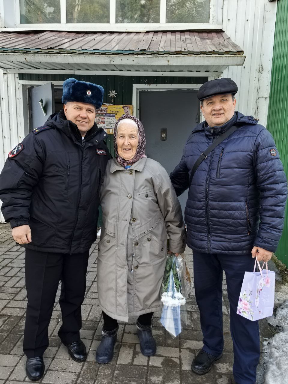 В Новооскольском округе жены и матери сотрудников ОВД принимают поздравления с 8 марта В Новооскольском округе жены и матери сотрудников ОВД принимают поздравления с 8 марта