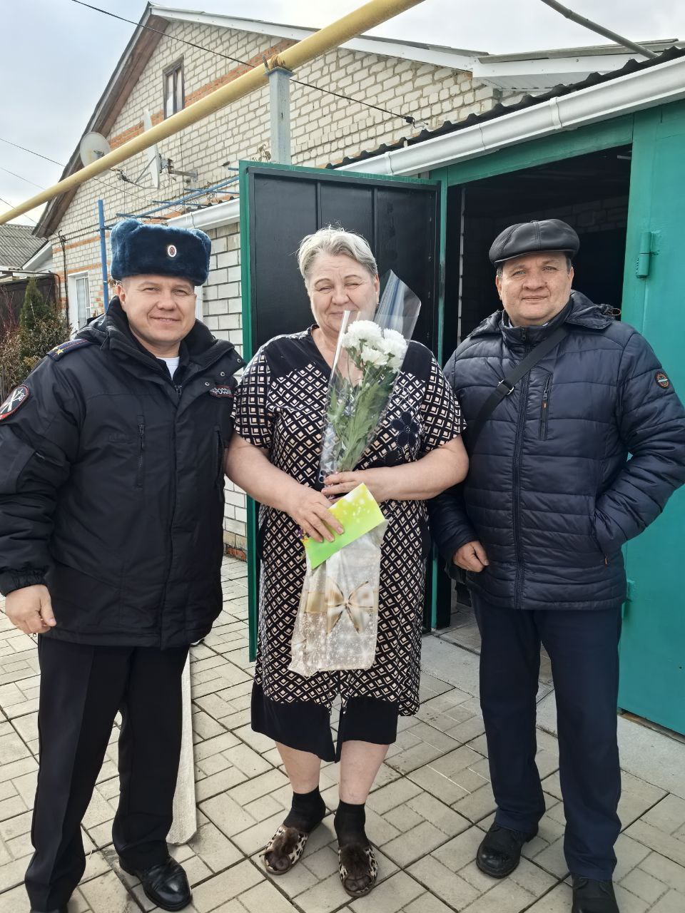 В Новооскольском округе жены и матери сотрудников ОВД принимают поздравления с 8 марта В Новооскольском округе жены и матери сотрудников ОВД принимают поздравления с 8 марта