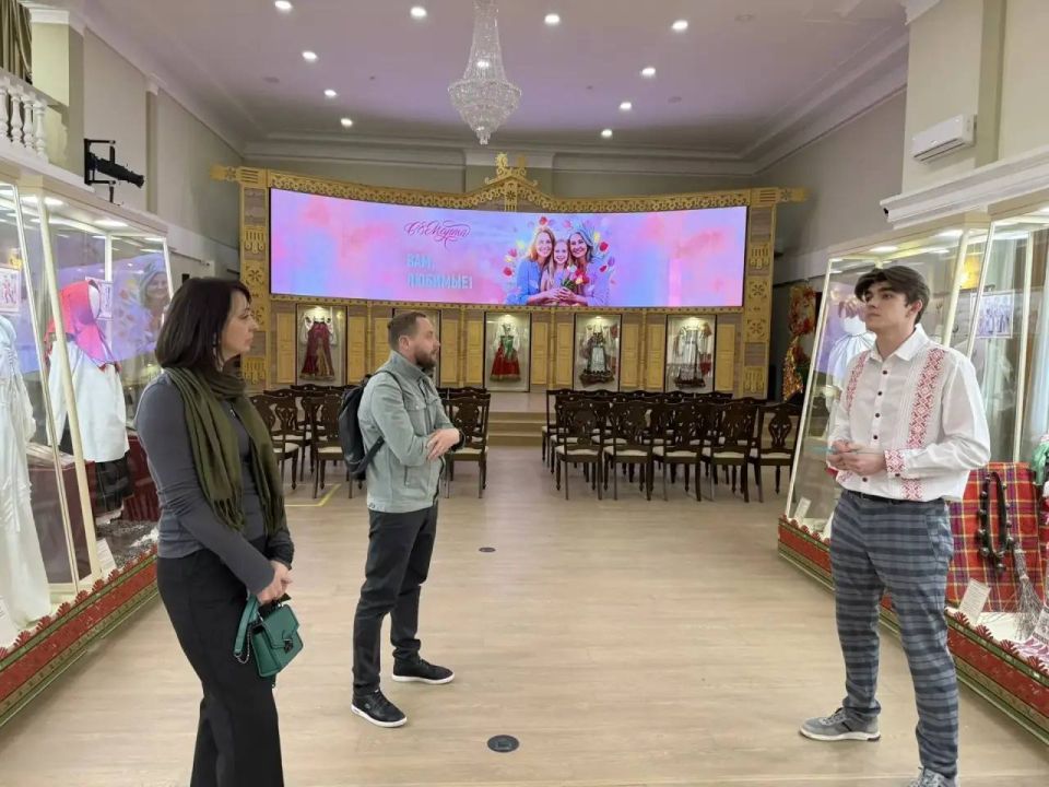 В праздничный день в музее народной культуры состоялась презентация выставки «Русский код. Связь времен»