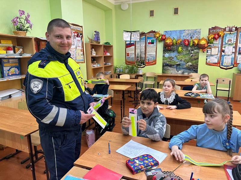 Белгородские автоинспекторы провели со школьниками «Классные часы по ПДД»