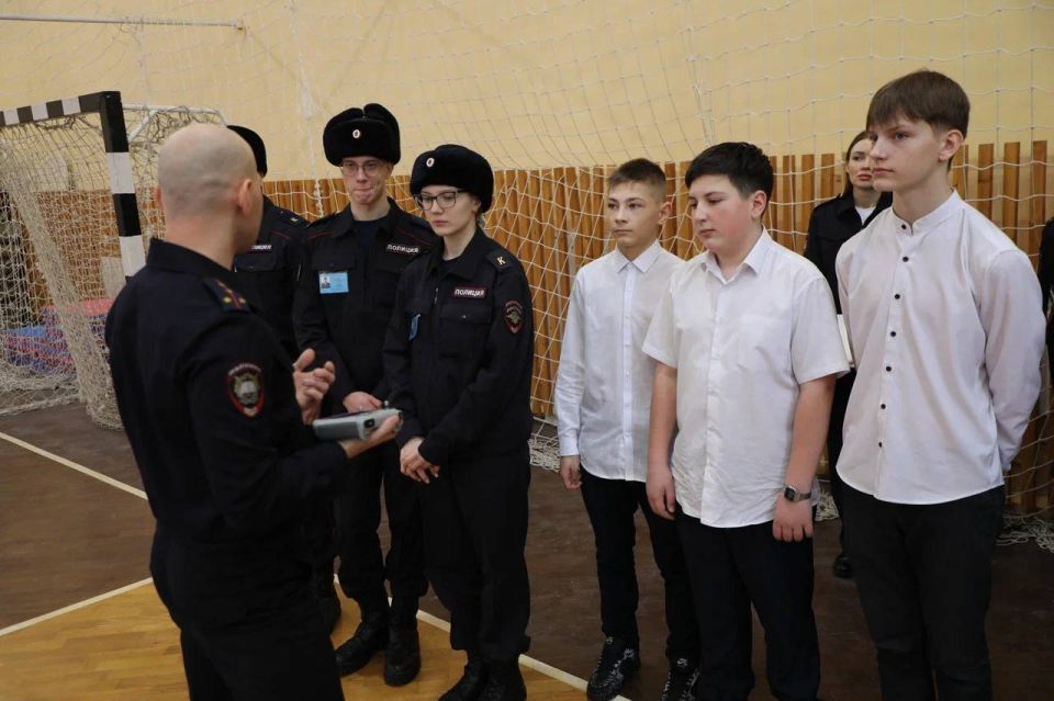 Транспортные полицейские Белгорода совместно с кадетским классом приняли участие в турнире по кибертриатлону