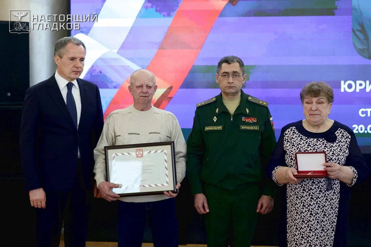 Андрей Гриднев: Сегодня Губернатор Вячеслав Гладков вместе с заместителем командующего группировки войск «Север» по военно-политической работе, генерал-лейтенантом Виктором Владимировичем Журавлевым передали семье нашего... Андрей Гриднев: Сегодня Губернатор Вячеслав Гладков вместе с заместителем командующего группировки войск «Север» по военно-политической работе, генерал-лейтенантом Виктором Владимировичем Журавлевым передали семье нашего...