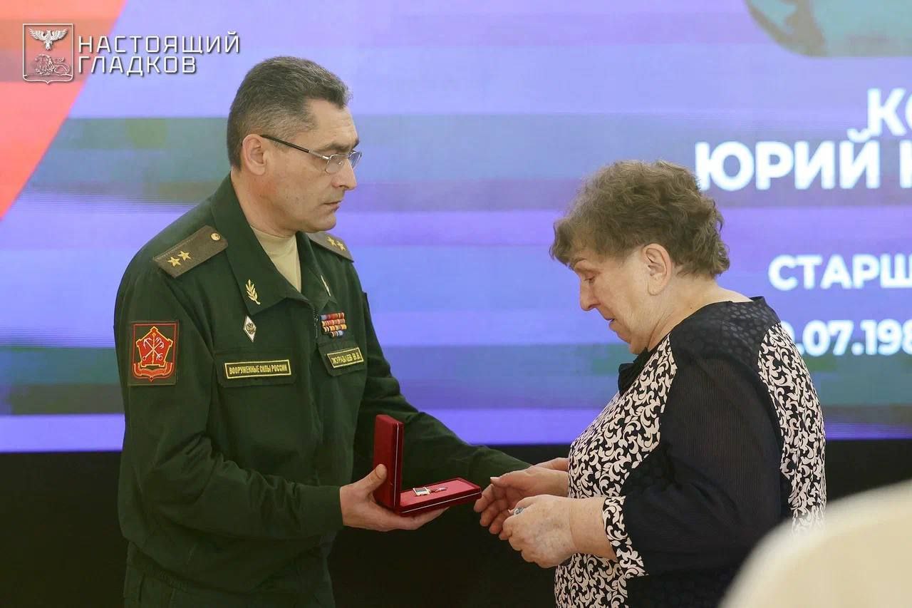 Андрей Гриднев: Сегодня Губернатор Вячеслав Гладков вместе с заместителем командующего группировки войск «Север» по военно-политической работе, генерал-лейтенантом Виктором Владимировичем Журавлевым передали семье нашего... Андрей Гриднев: Сегодня Губернатор Вячеслав Гладков вместе с заместителем командующего группировки войск «Север» по военно-политической работе, генерал-лейтенантом Виктором Владимировичем Журавлевым передали семье нашего...