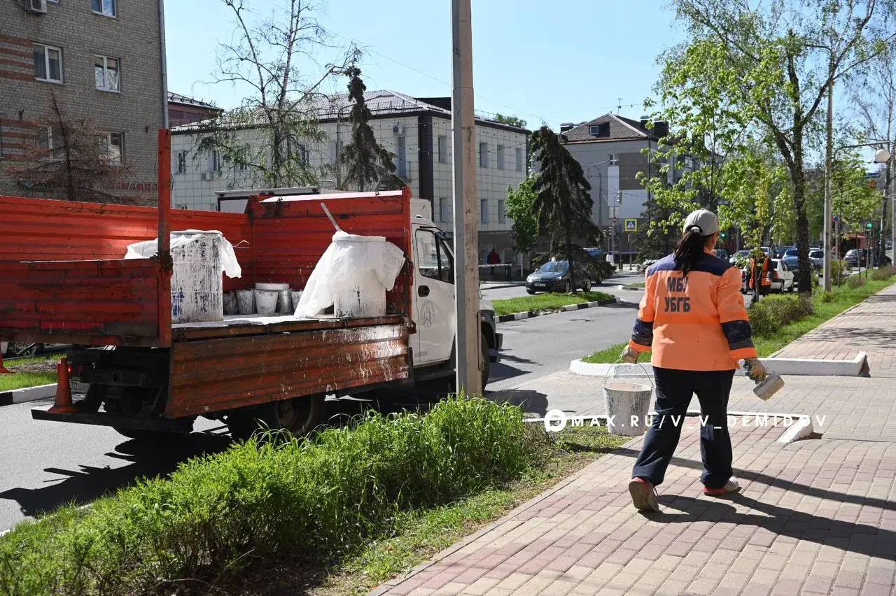 Валентин Демидов: Уважаемые работники бытового обслуживания и жилищно-коммунального хозяйства Белгорода! Поздравляю вас с профессиональным праздником! Валентин Демидов: Уважаемые работники бытового обслуживания и жилищно-коммунального хозяйства Белгорода! Поздравляю вас с профессиональным праздником!
