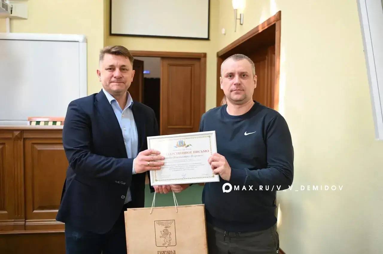 Мэр Белгорода Валентин Демидов встретился с энергетиками, которые приехали из других регионов для оказания помощи при подключении резервной генерации Мэр Белгорода Валентин Демидов встретился с энергетиками, которые приехали из других регионов для оказания помощи при подключении резервной генерации