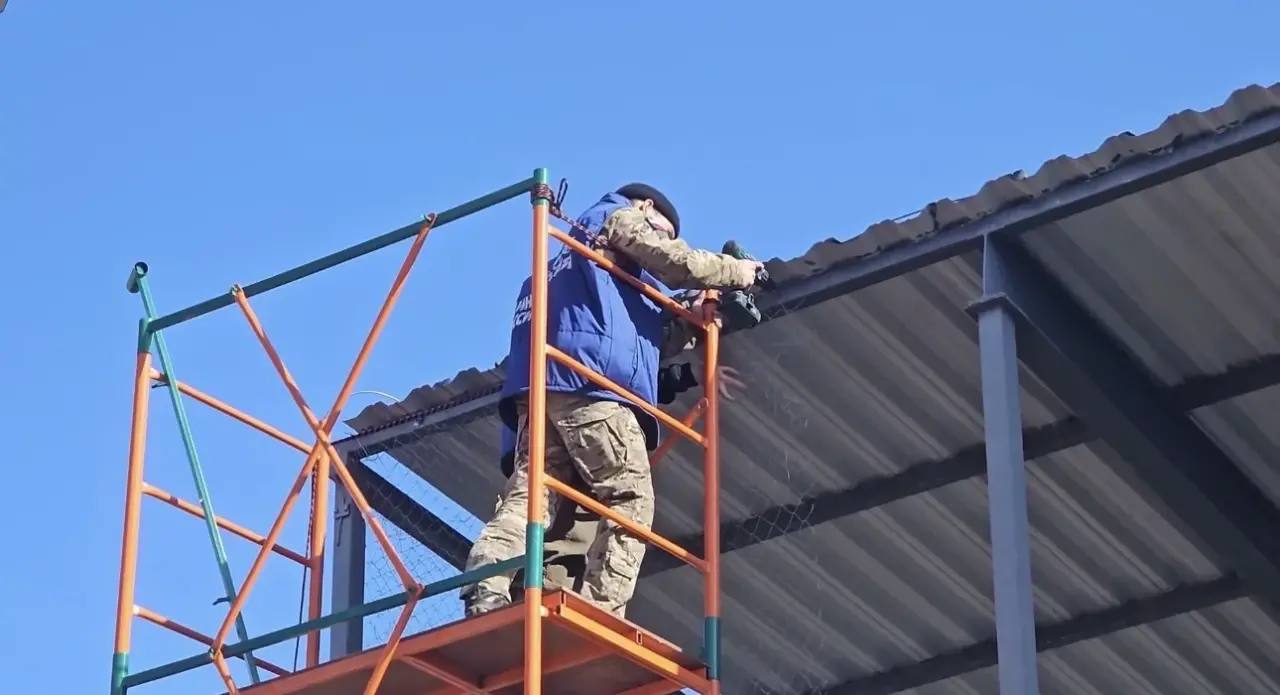 Игорь Кастюкевич: Волонтеры лагеря Единой России «Белгородский рубеж» помогли в защите важного социального объекта в Белгородской области Игорь Кастюкевич: Волонтеры лагеря Единой России «Белгородский рубеж» помогли в защите важного социального объекта в Белгородской области