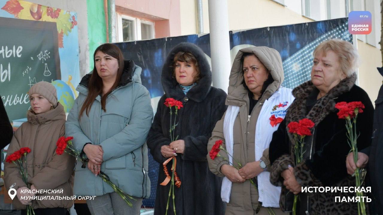 В память о защитниках Родины: в школах открыли мемориалы в честь участников спецоперации В память о защитниках Родины: в школах открыли мемориалы в честь участников спецоперации