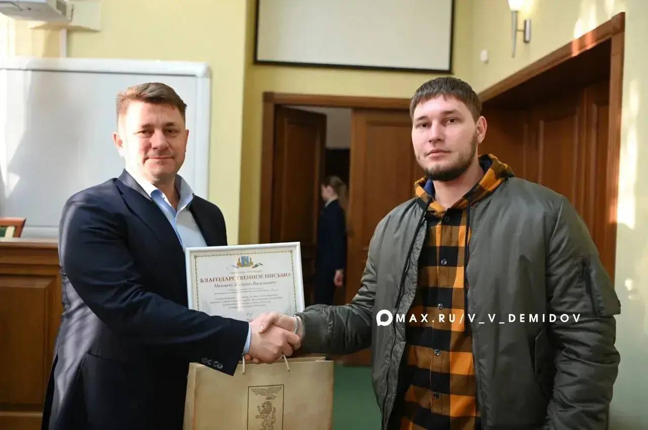 Мэр Белгорода Валентин Демидов встретился с энергетиками, которые приехали из других регионов для оказания помощи при подключении резервной генерации Мэр Белгорода Валентин Демидов встретился с энергетиками, которые приехали из других регионов для оказания помощи при подключении резервной генерации