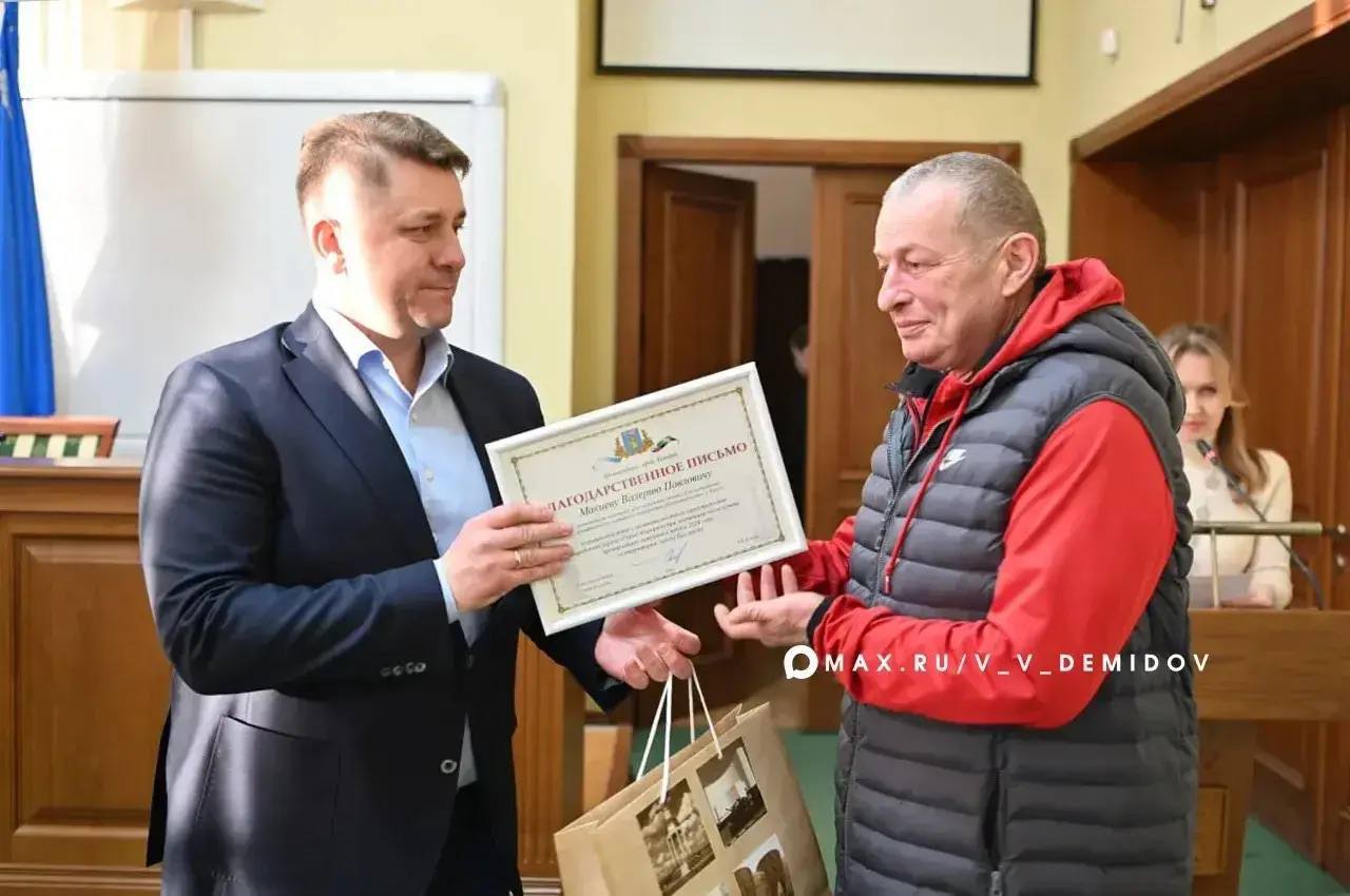 Мэр Белгорода Валентин Демидов встретился с энергетиками, которые приехали из других регионов для оказания помощи при подключении резервной генерации Мэр Белгорода Валентин Демидов встретился с энергетиками, которые приехали из других регионов для оказания помощи при подключении резервной генерации