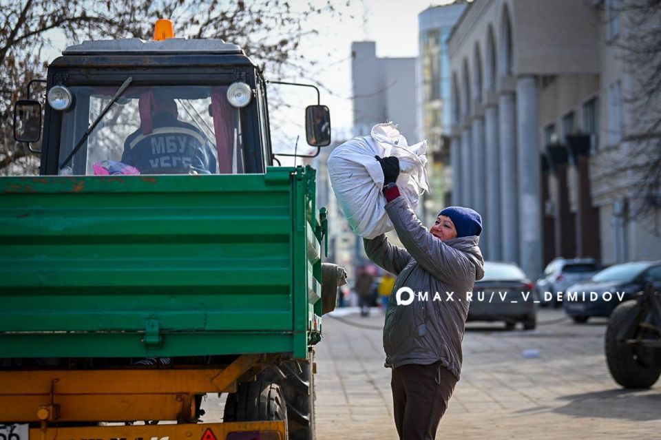 Валентин Демидов: Озеленители приводят в порядок городские клумбы