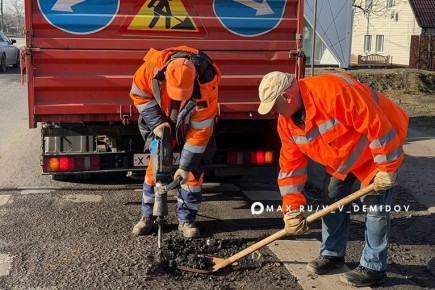 Вячеслав Гладков дал дорожникам три недели на «борьбу» с ямами