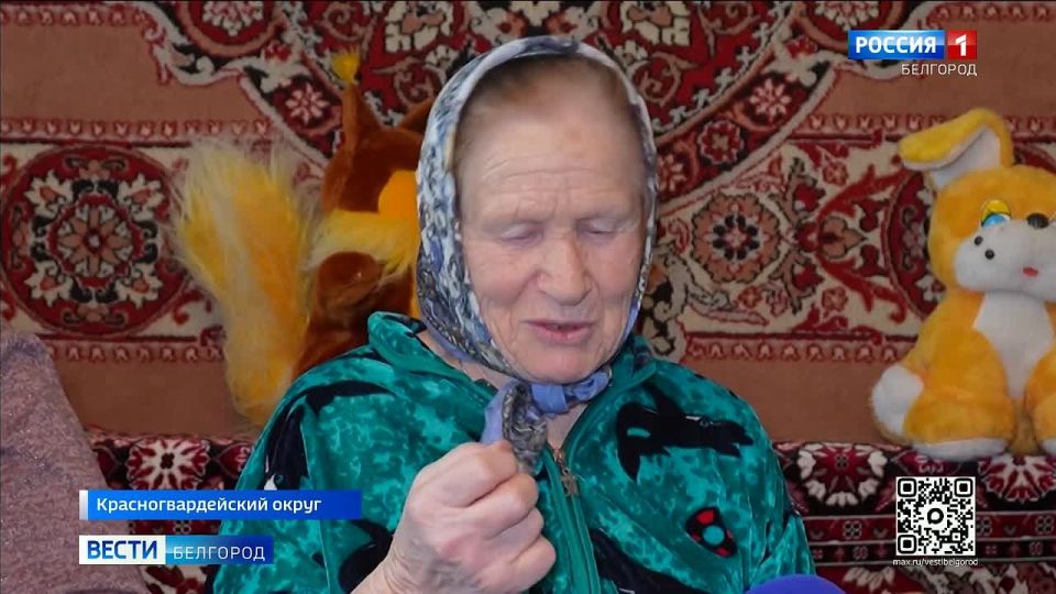 «Как они бегают там, в грязи, не евши, очень переживаем за них. Очень переживаем. В каждую пару носочков кладём записочку: «Спаси вас Господи»