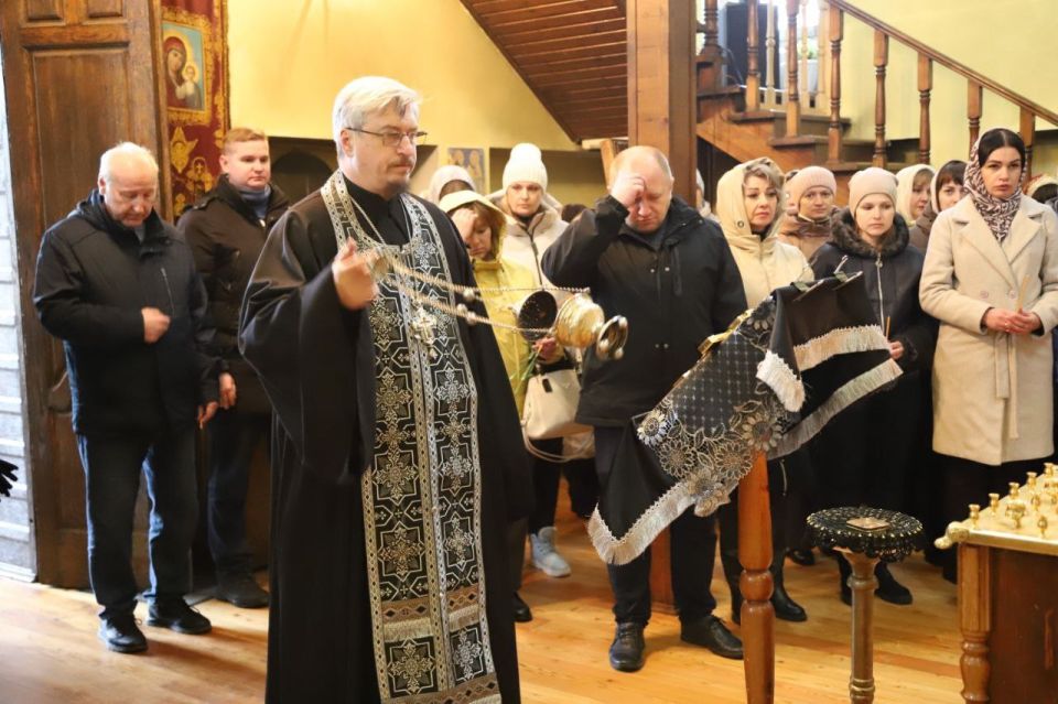 Сегодня в храме святых бессребреников Космы и Дамиана состоялась панихида по защитникам, павшим за наш округ, и мирным жителям, чьи жизни трагически оборвались на Краснояружской земле