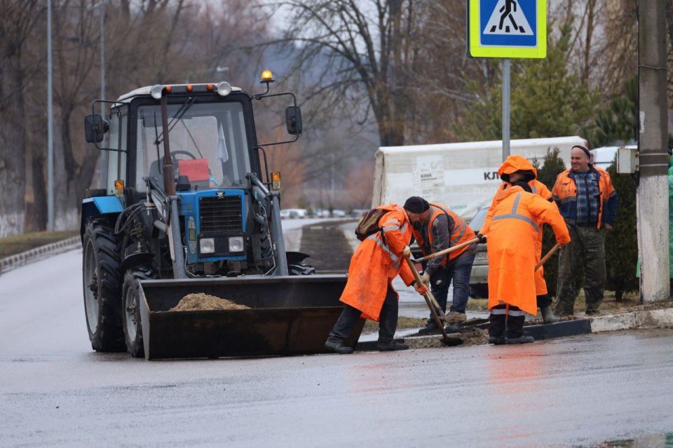 Андрей Гриднев: Сотрудники коммунальной службы сервиса продолжают весенние работы по наведению порядка в округе после долгой зимы в рамках национального проекта «Экологическое благополучие»