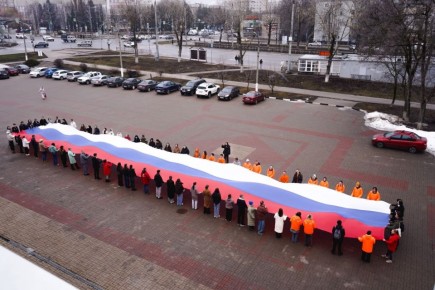 20-метровый триколор в годовщину воссоединения Крыма с Россией развернули сегодня в областной столице активисты «Бессмертного полка России», волонтёры и студенты