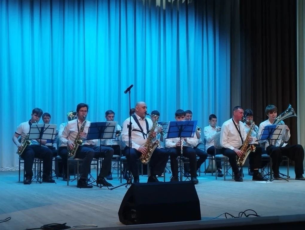 «Народный» духовой оркестр порадовал жителей посёлка Томаровка ярким концертом «Народный» духовой оркестр порадовал жителей посёлка Томаровка ярким концертом