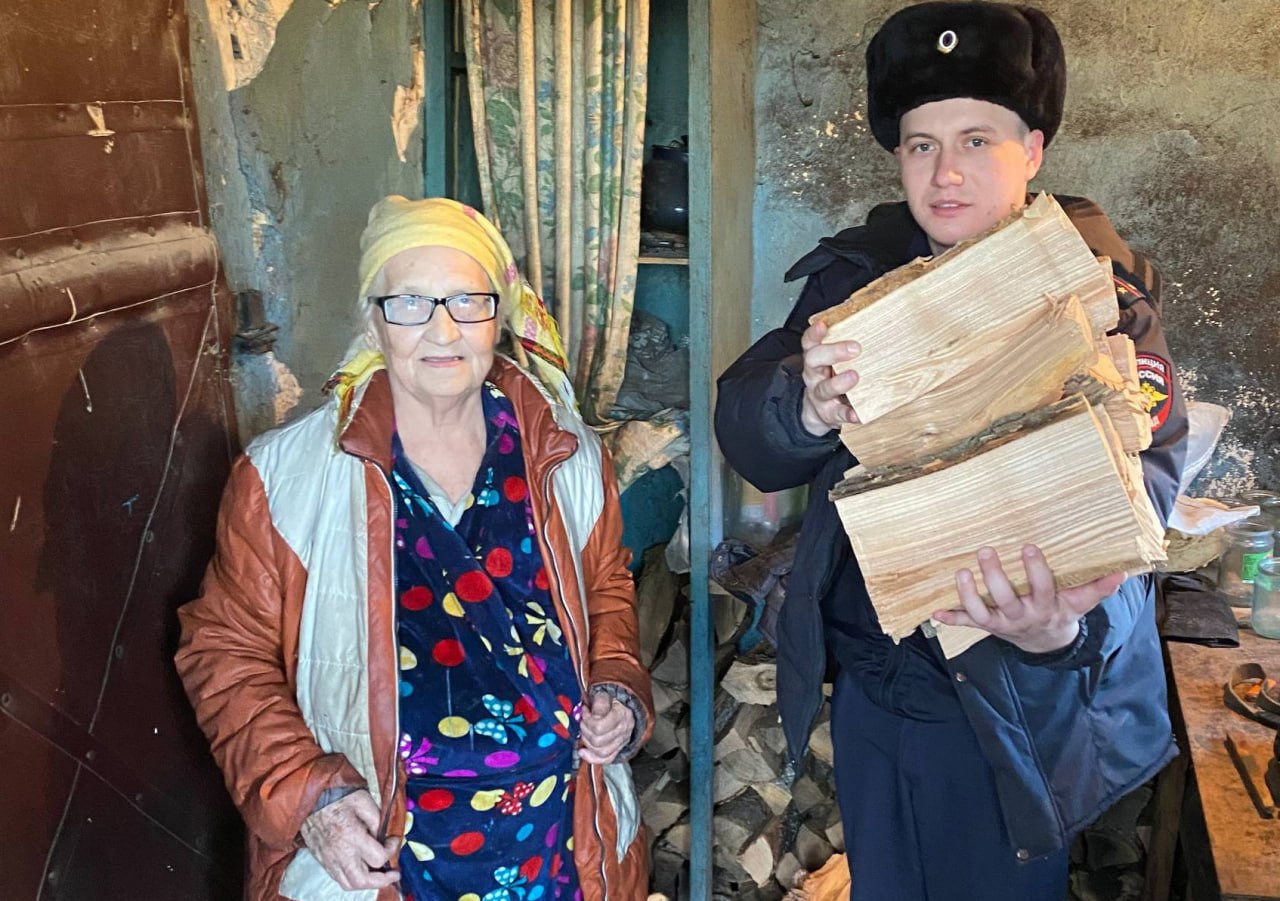 Полицейские из Нового Оскола и Красной Гвардии поддержали акцию «День добрых дел» Полицейские из Нового Оскола и Красной Гвардии поддержали акцию «День добрых дел»