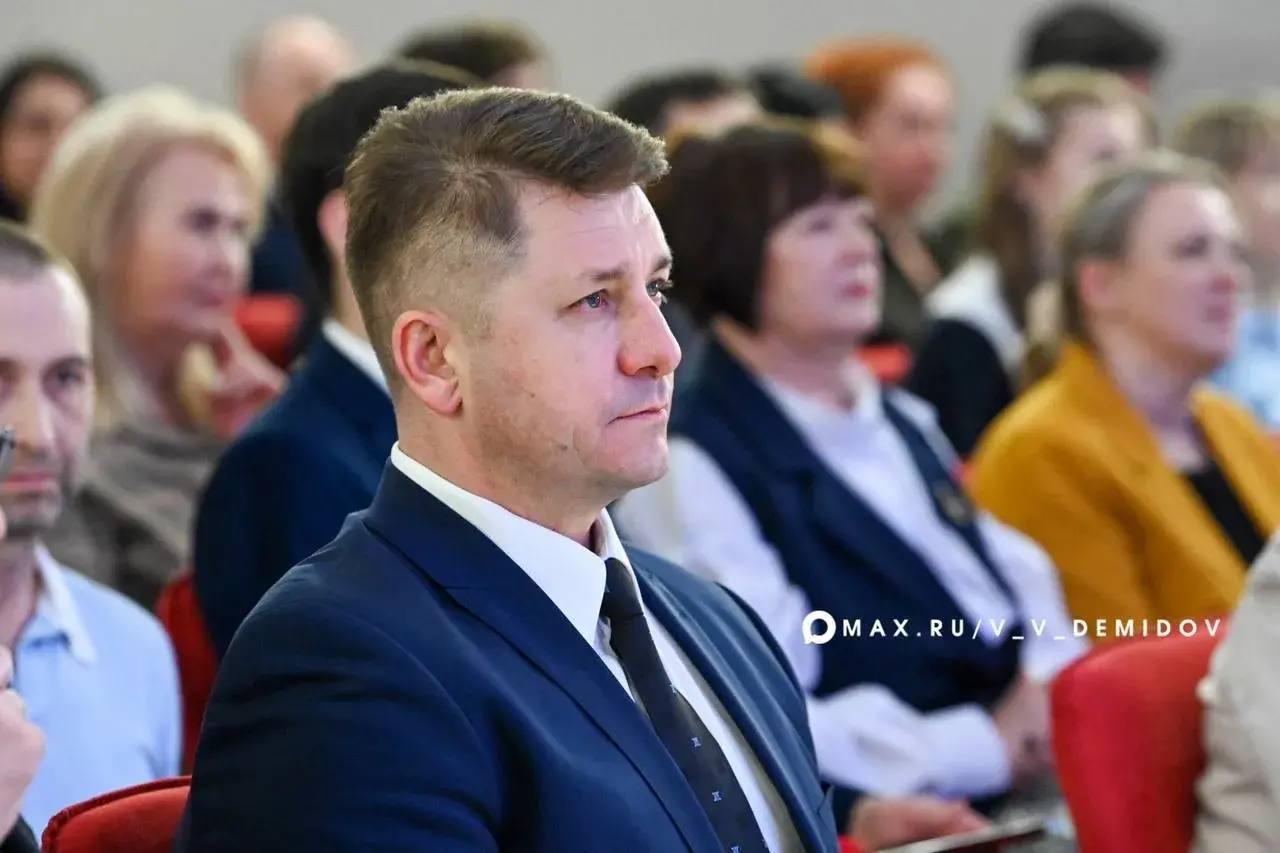 Мэр Валентин Демидов вручил сертификаты на получение стипендий главы администрации города лучшим школьникам Мэр Валентин Демидов вручил сертификаты на получение стипендий главы администрации города лучшим школьникам