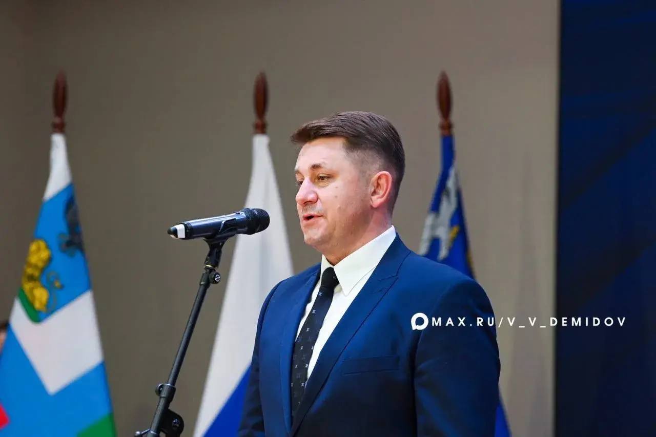 Мэр Валентин Демидов вручил сертификаты на получение стипендий главы администрации города лучшим школьникам Мэр Валентин Демидов вручил сертификаты на получение стипендий главы администрации города лучшим школьникам