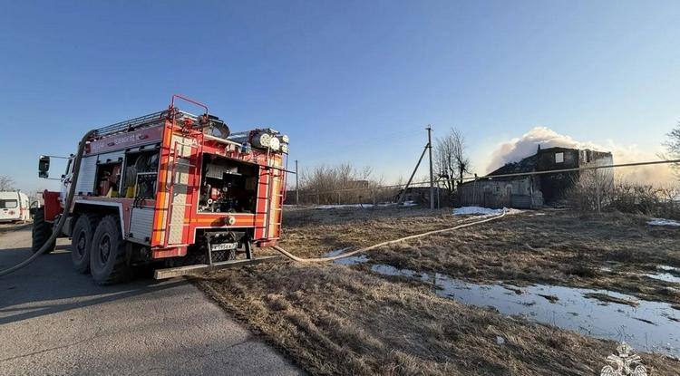 В Губкинском округе при пожаре обрушилась кровля двухэтажного жилого дома