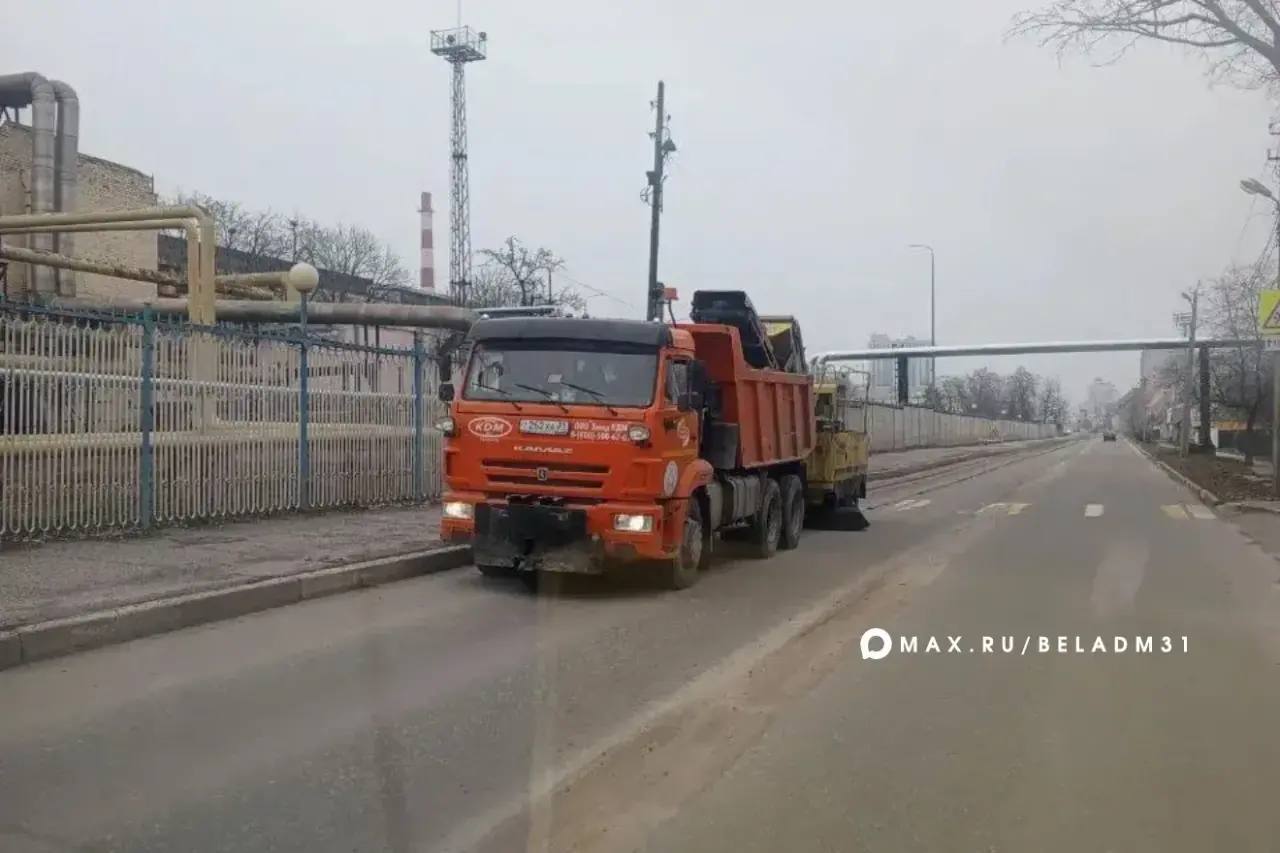 Наши коммунальные службы продолжают весеннюю уборку Наши коммунальные службы продолжают весеннюю уборку