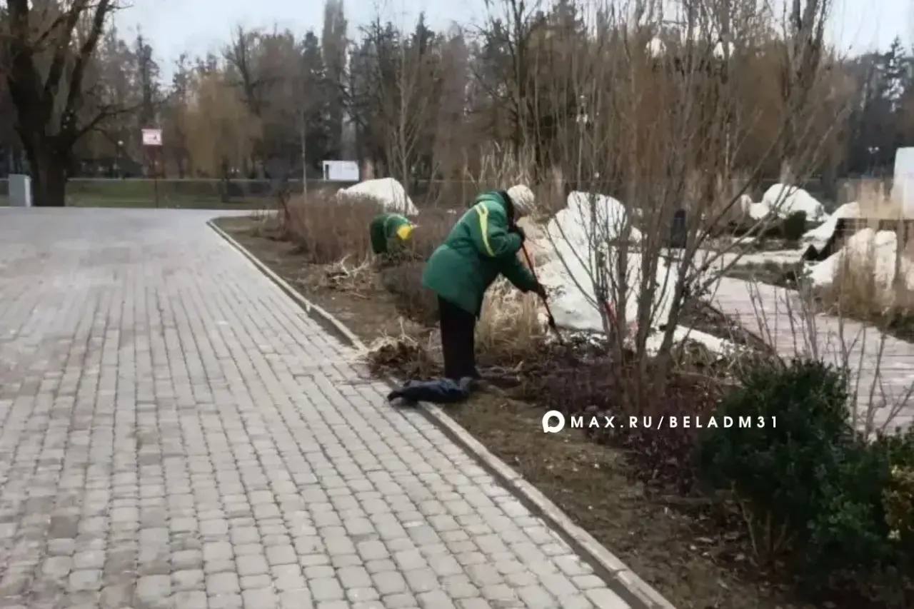 Наши коммунальные службы продолжают весеннюю уборку