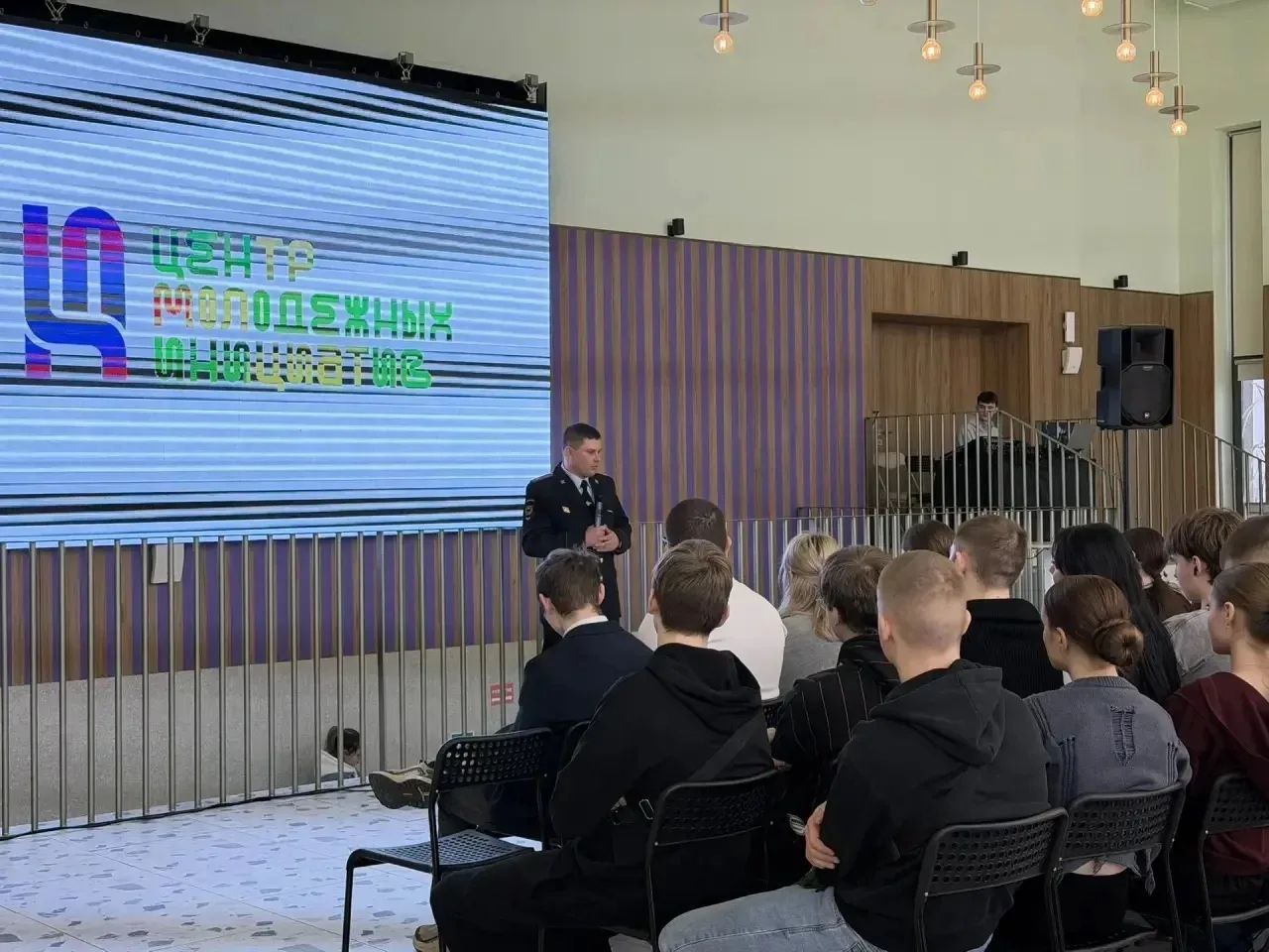 Старооскольские полицейские проводят профилактические встречи с представителями учебных организаций и молодежью