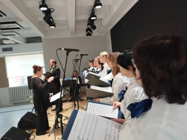 Академический хор Белгородской государственной филармонии (главный дирижёр — Елена Алексеева) выступил для обучающихся Корочанской средней общеобразовательной школы имени Д.К. Кромского