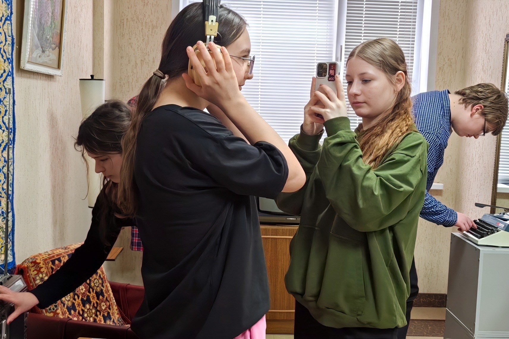 В Шебекинском историко-художественном музее открылась новая выставка «КВН, Ракета и Фотокор: сделано в СССР» В Шебекинском историко-художественном музее открылась новая выставка «КВН, Ракета и Фотокор: сделано в СССР»