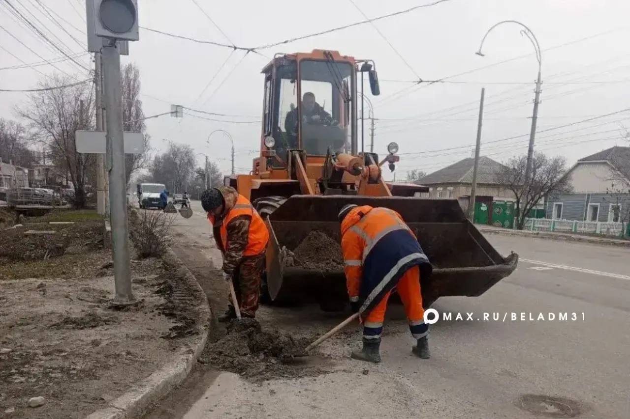 Белгородские коммунальные службы продолжают весеннюю уборку Белгородские коммунальные службы продолжают весеннюю уборку