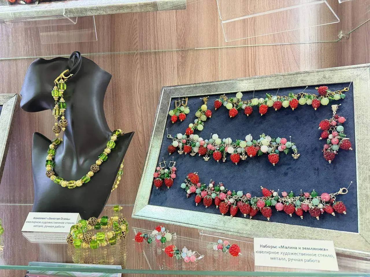 В музее народной культуры начала работу выставка «Муранские грёзы», которая представляет путешествие в мир художественного стекла В музее народной культуры начала работу выставка «Муранские грёзы», которая представляет путешествие в мир художественного стекла