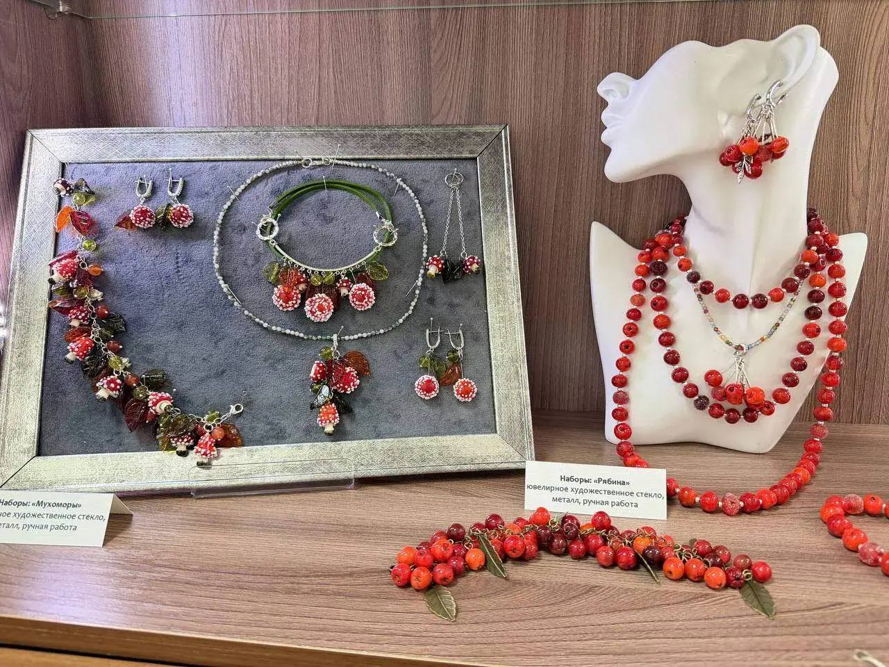 В музее народной культуры начала работу выставка «Муранские грёзы», которая представляет путешествие в мир художественного стекла В музее народной культуры начала работу выставка «Муранские грёзы», которая представляет путешествие в мир художественного стекла