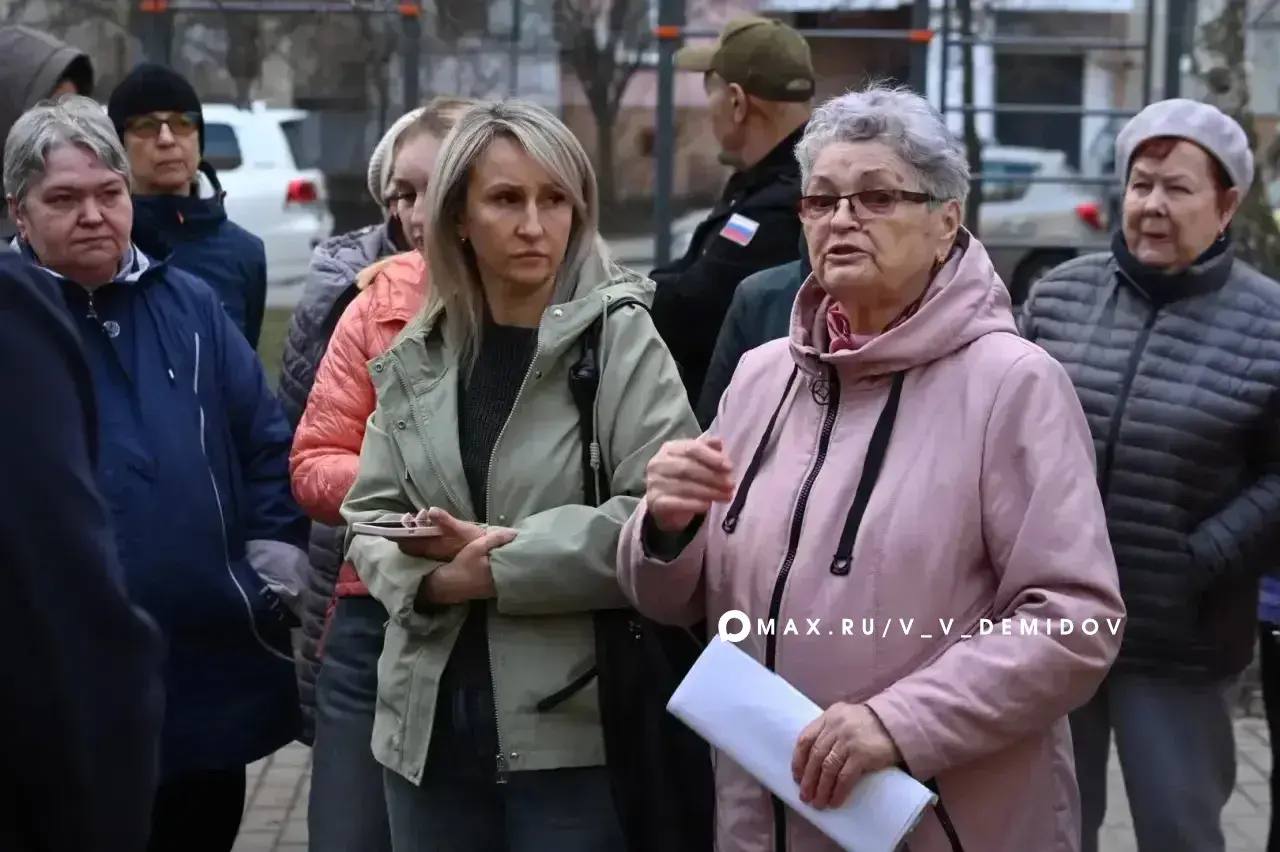 Валентин Демидов: Вчера вечером встретился с жителями домов 20, 20а, 20б и 20в по ул. Есенина Валентин Демидов: Вчера вечером встретился с жителями домов 20, 20а, 20б и 20в по ул. Есенина