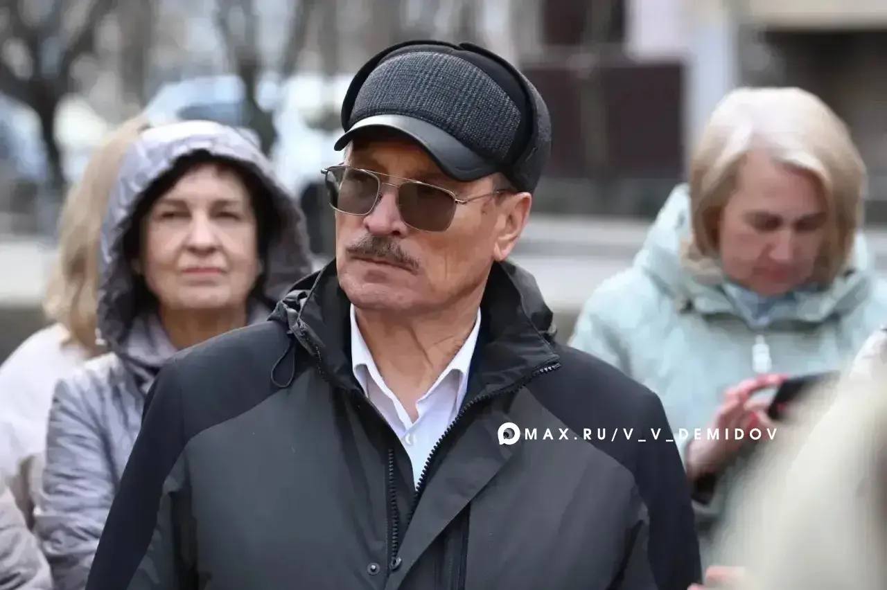 Валентин Демидов: Вчера вечером встретился с жителями домов 20, 20а, 20б и 20в по ул. Есенина Валентин Демидов: Вчера вечером встретился с жителями домов 20, 20а, 20б и 20в по ул. Есенина