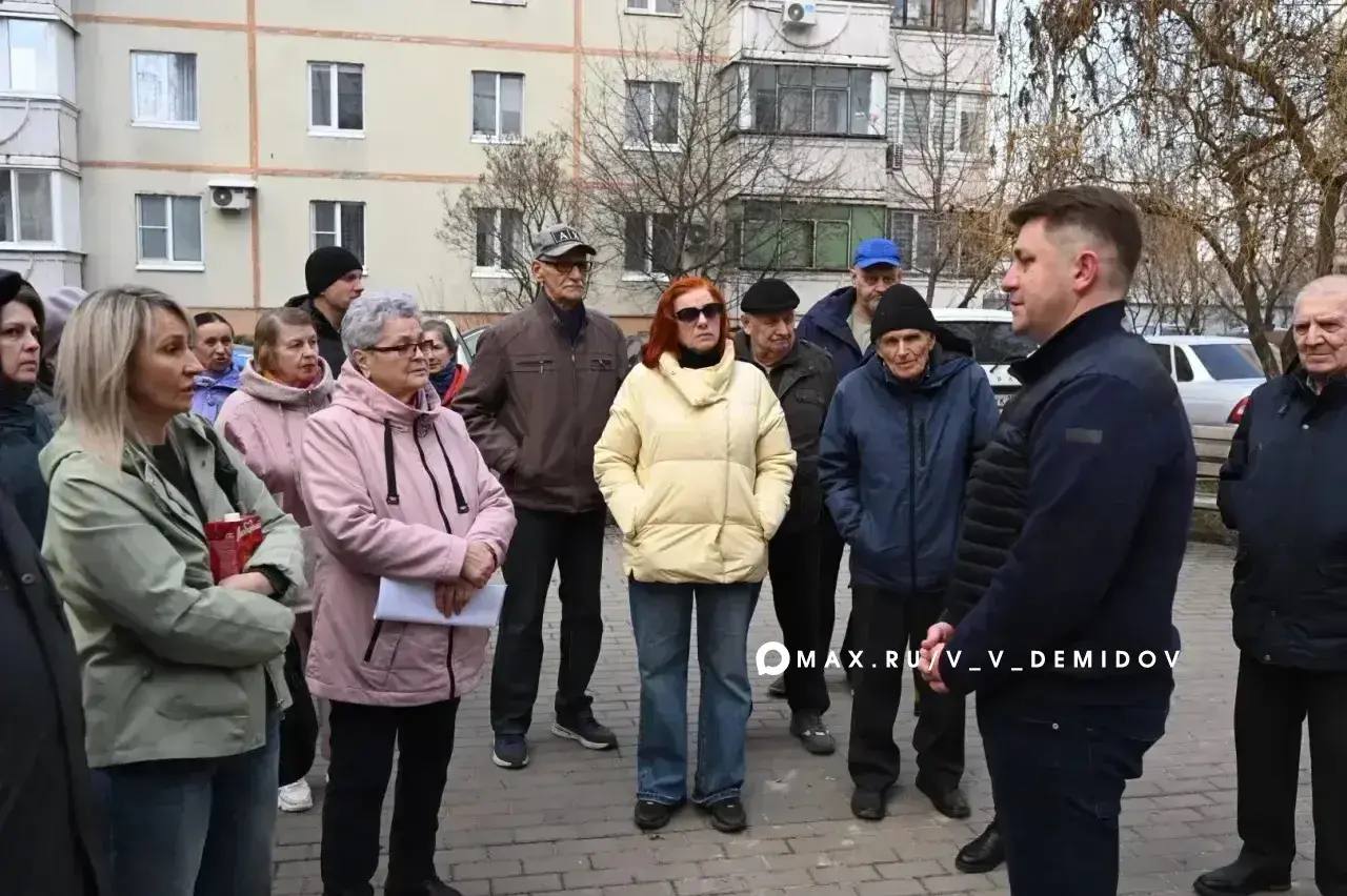 Валентин Демидов: Вчера вечером встретился с жителями домов 20, 20а, 20б и 20в по ул. Есенина Валентин Демидов: Вчера вечером встретился с жителями домов 20, 20а, 20б и 20в по ул. Есенина