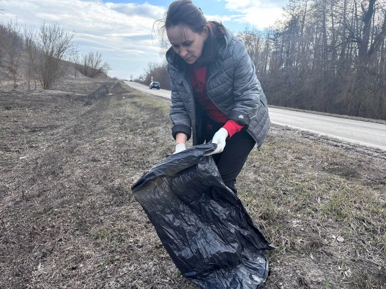 Сотрудники Большетроицкой территориальной администрации совместно со специалистами коммунальной службы сервиса провели второй субботники в рамках национального проекта «Экологическое благополучие» Сотрудники Большетроицкой территориальной администрации совместно со специалистами коммунальной службы сервиса провели второй субботники в рамках национального проекта «Экологическое благополучие»