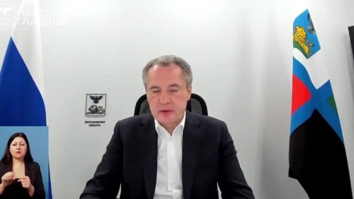 На Харгоре обновят наклейки на подъездах с контроллерами