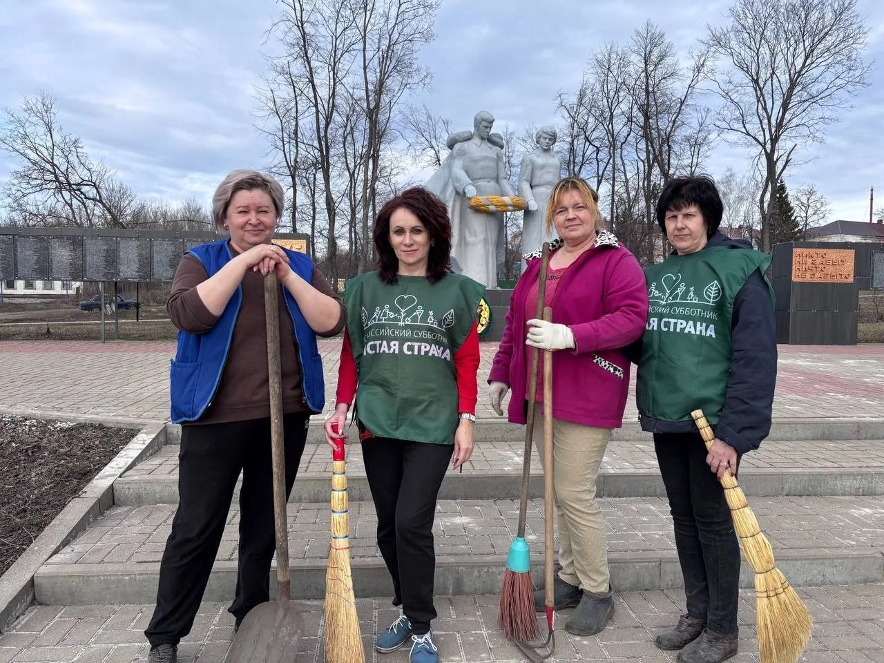 Сотрудники Большетроицкой территориальной администрации совместно со специалистами коммунальной службы сервиса провели второй субботники в рамках национального проекта «Экологическое благополучие»