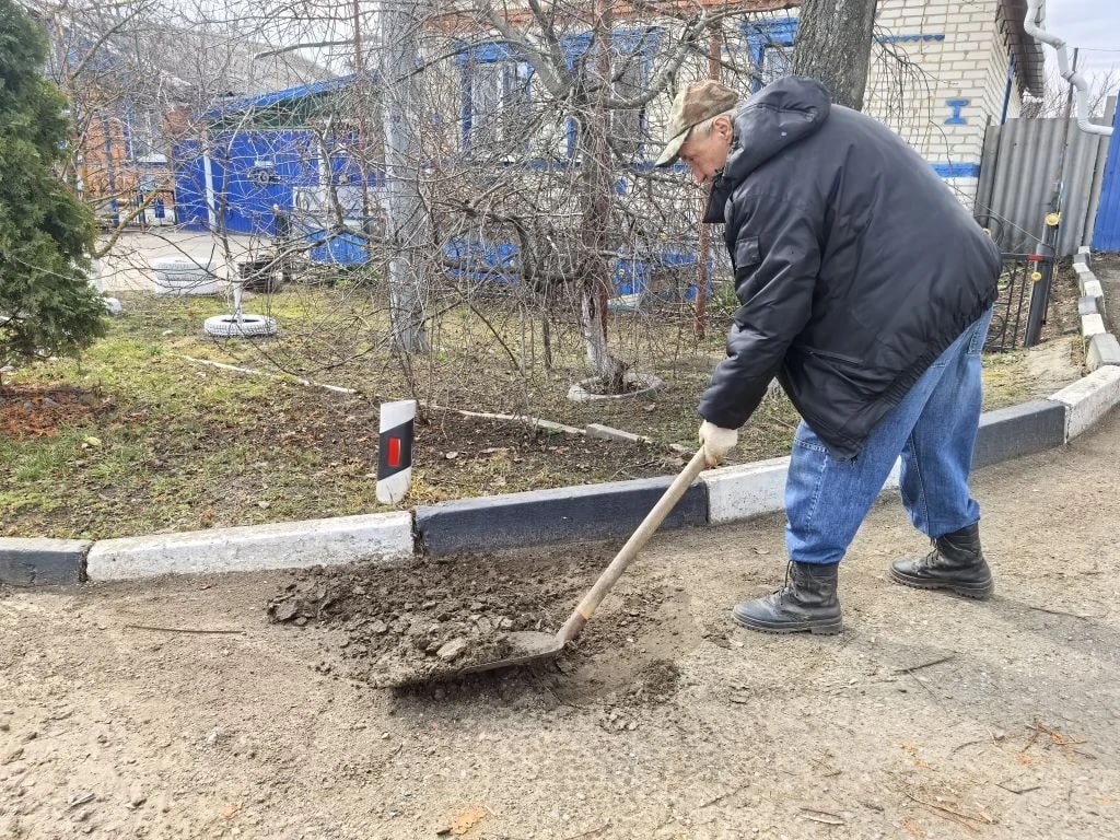 Сотрудники Большетроицкой территориальной администрации совместно со специалистами коммунальной службы сервиса провели второй субботники в рамках национального проекта «Экологическое благополучие» Сотрудники Большетроицкой территориальной администрации совместно со специалистами коммунальной службы сервиса провели второй субботники в рамках национального проекта «Экологическое благополучие»