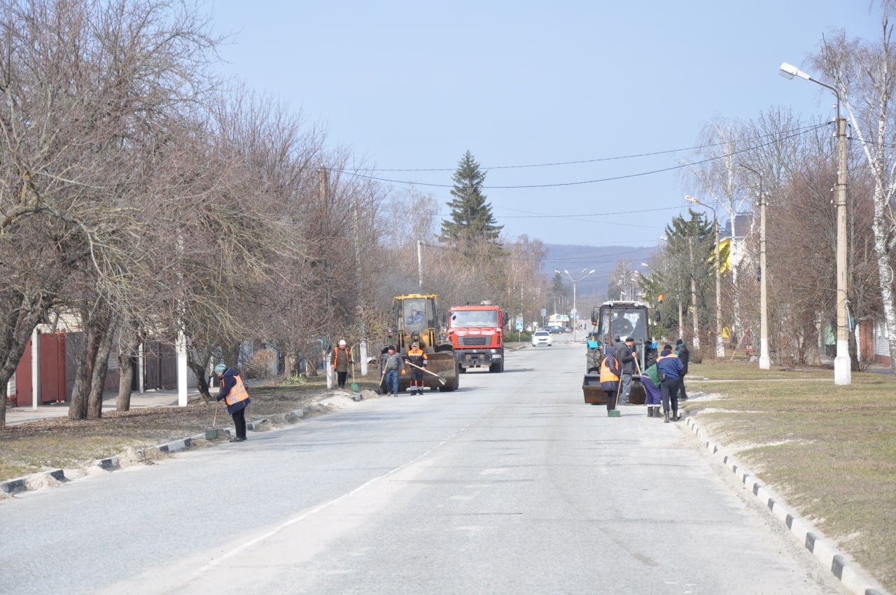 Сотрудники Центра ЖКУ «Грайворонский» наводят порядки на улицах города Сотрудники Центра ЖКУ «Грайворонский» наводят порядки на улицах города