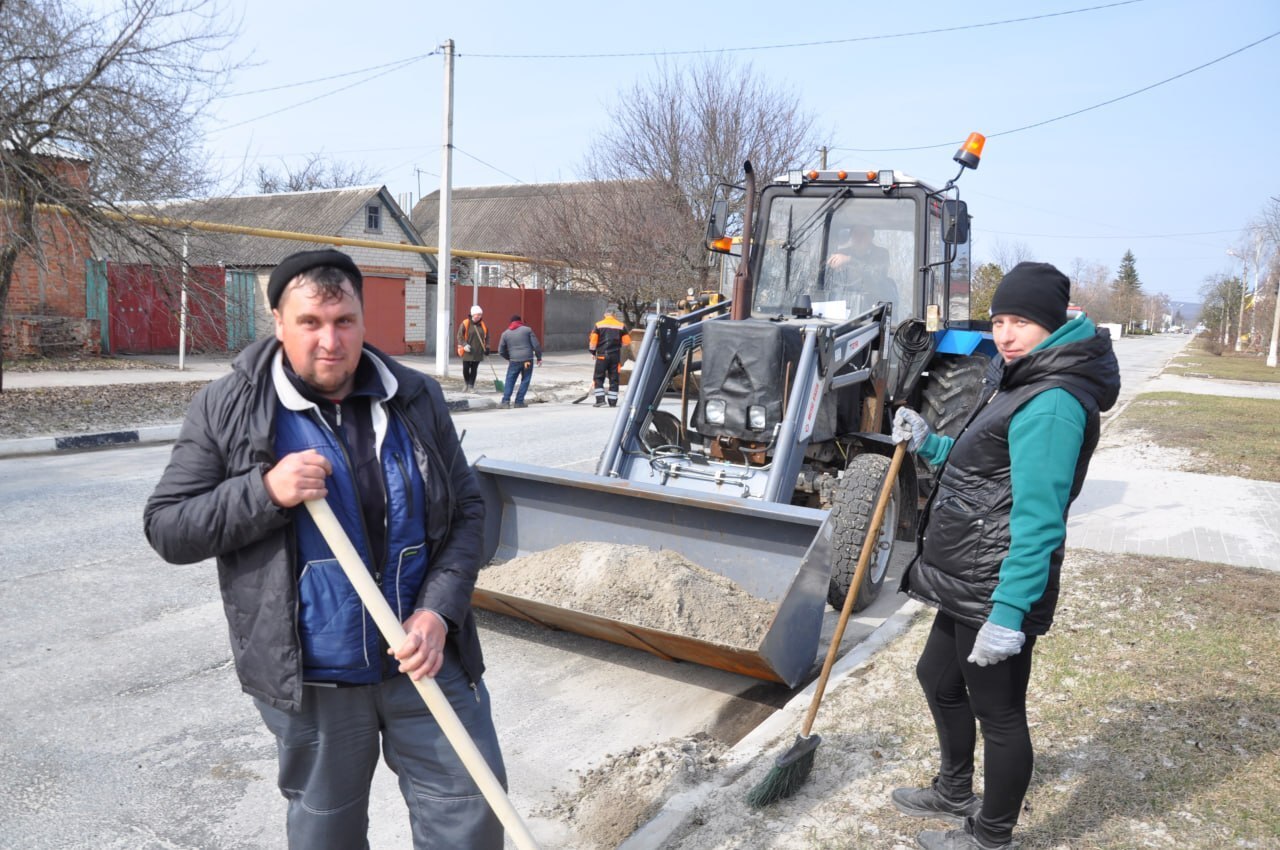 Сотрудники Центра ЖКУ «Грайворонский» наводят порядки на улицах города Сотрудники Центра ЖКУ «Грайворонский» наводят порядки на улицах города