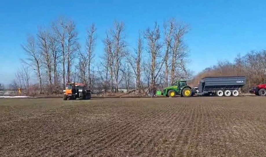 Аграрии Губкинского округа приступили к подкормке озимых культур