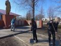 С любовью и трепетом волонтеры отряда «Сердце отдаем людям» Смородинской школы взялись за дело – уборку места, которое дорого каждому жителю села