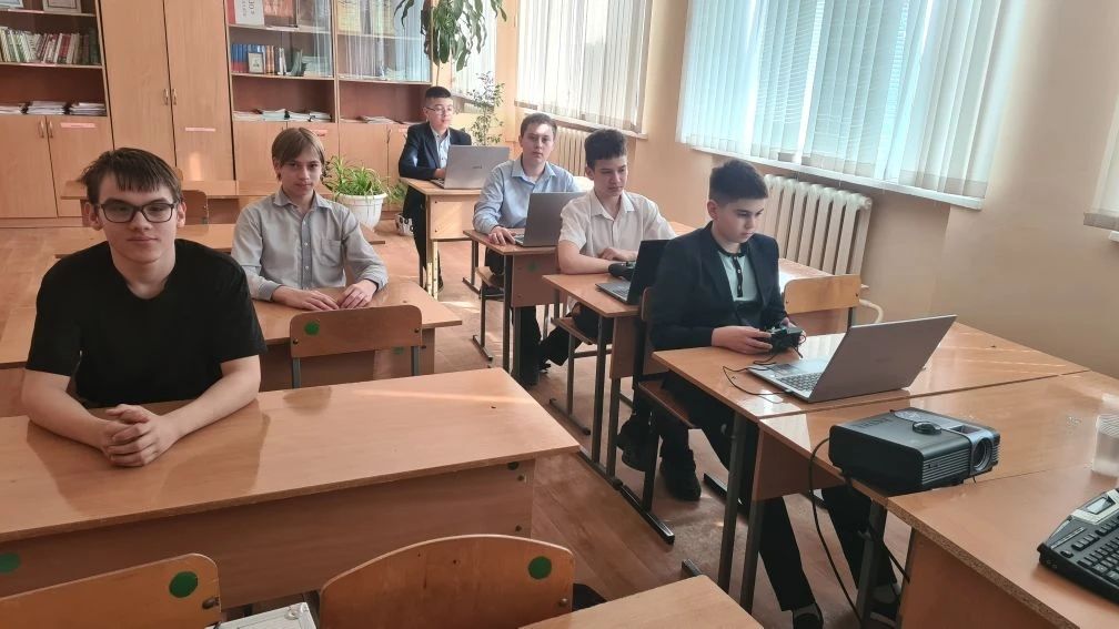 В Ракитянском округе реализуется проект «Навигатор будущего», направленный на обучение школьников управлению БПЛА В Ракитянском округе реализуется проект «Навигатор будущего», направленный на обучение школьников управлению БПЛА