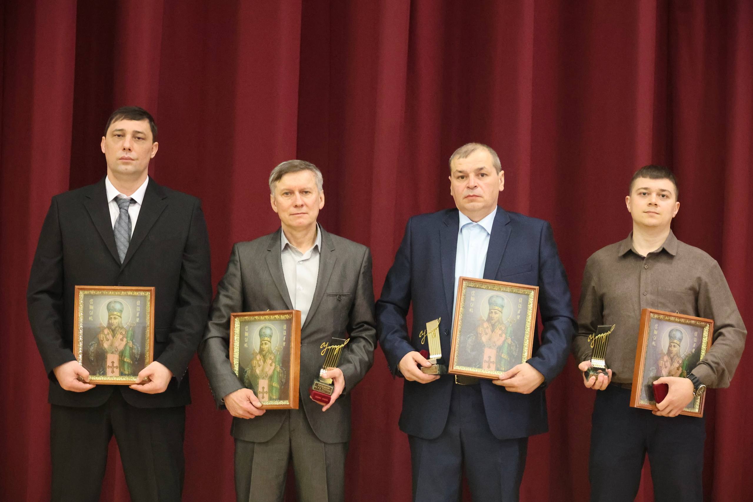 Юрий Клепиков: По традиции в преддверии дня рождения нашего выдающегося земляка Алексея Алексеевича Угарова, руководителя одного из флагманов отечественной металлургии — Оскольского электрометаллургического комбината, мы... Юрий Клепиков: По традиции в преддверии дня рождения нашего выдающегося земляка Алексея Алексеевича Угарова, руководителя одного из флагманов отечественной металлургии — Оскольского электрометаллургического комбината, мы...