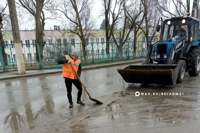 Сегодня в городе пасмурно и сыро, но наши коммунальные службы продолжают наводить порядок на улицах Сегодня в городе пасмурно и сыро, но наши коммунальные службы продолжают наводить порядок на улицах