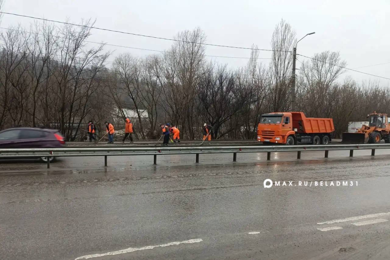 Сегодня в городе пасмурно и сыро, но наши коммунальные службы продолжают наводить порядок на улицах Сегодня в городе пасмурно и сыро, но наши коммунальные службы продолжают наводить порядок на улицах