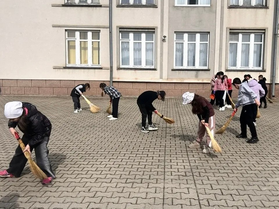 Ракитянские школьники присоединились к месячнику служения Белгородской области, объявленному губернатором Вячеславом Гладковым Ракитянские школьники присоединились к месячнику служения Белгородской области, объявленному губернатором Вячеславом Гладковым